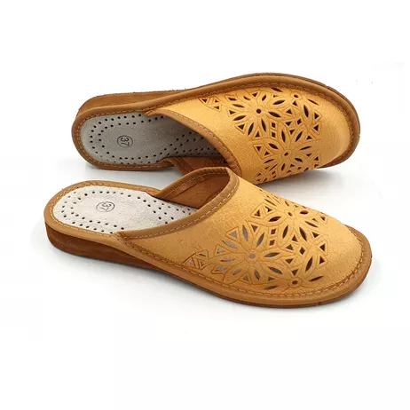 N60 Pantofle pełne świnka kwiatek